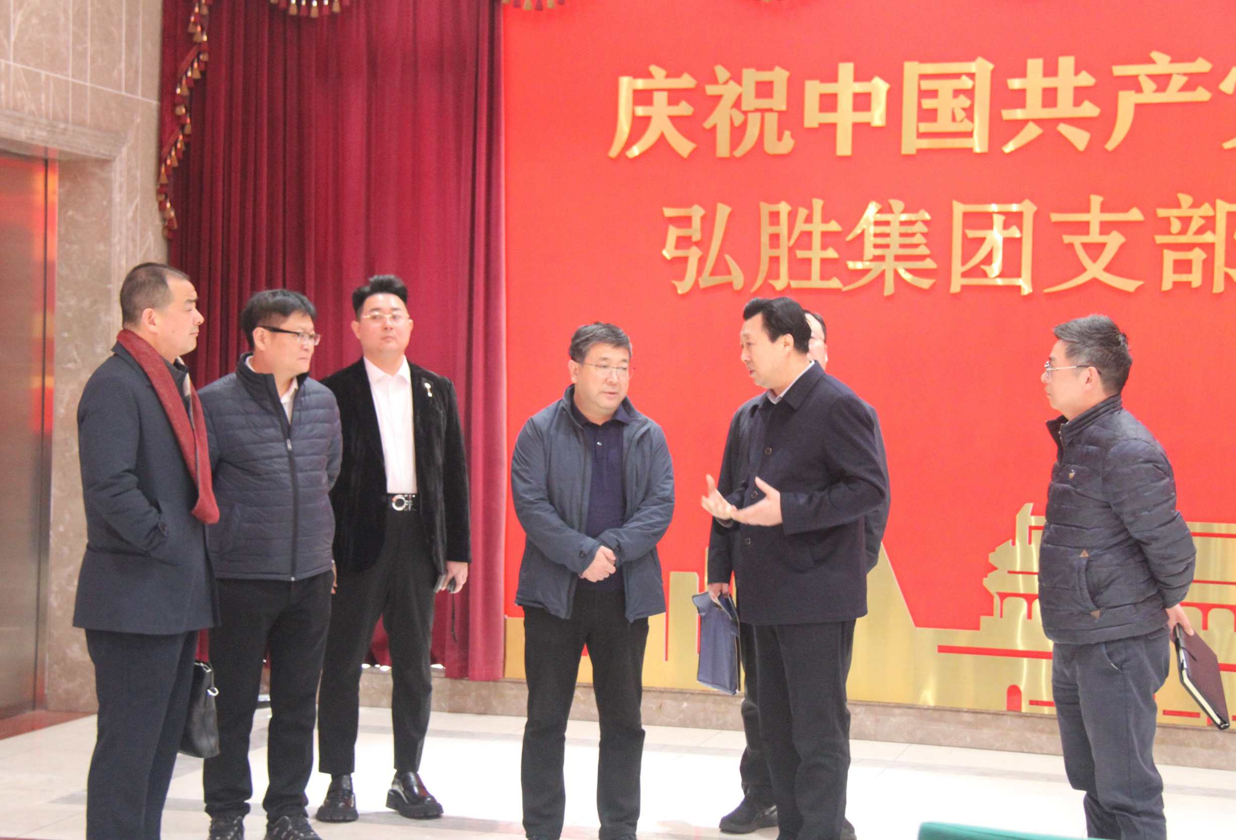 中國(guó)國(guó)家鐵路集團(tuán)有限公司貨運(yùn)部負(fù)責(zé)人周世暾、貨運(yùn)價(jià)格處處長(zhǎng)肖睿、貨運(yùn)營(yíng)銷(xiāo)處副處長(zhǎng)何杰一行在中國(guó)鐵路廣州局集團(tuán)貨運(yùn)部主任張軼弘、副主任羅盛秋、廣深鐵路物流中心主任宋海濤、廣州鐵路物流中心總經(jīng)理魯尚鋒的陪